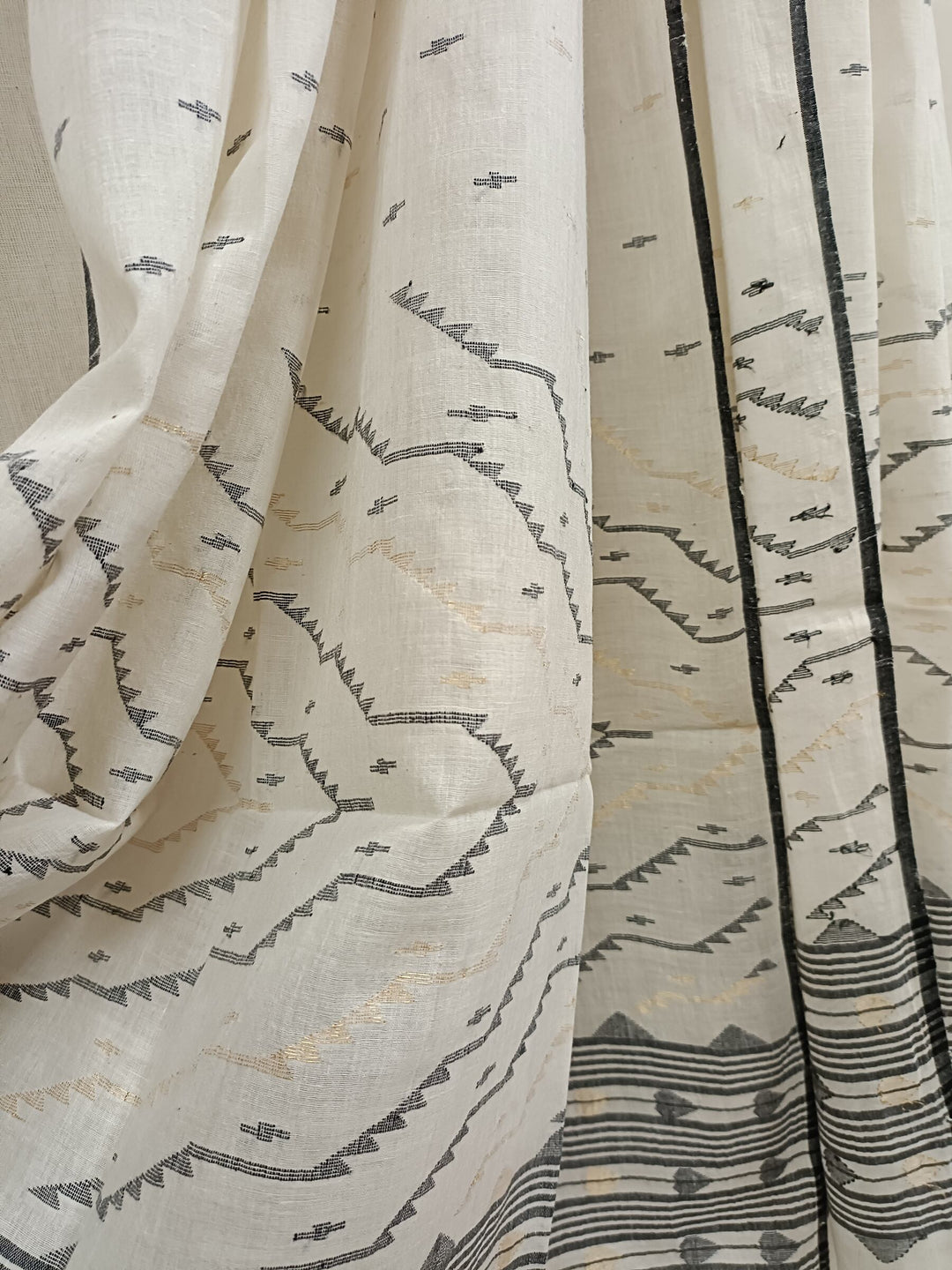 Handwoven Off-White & Black Jamdani Dupatta by Balaram Saha Balaram Saha