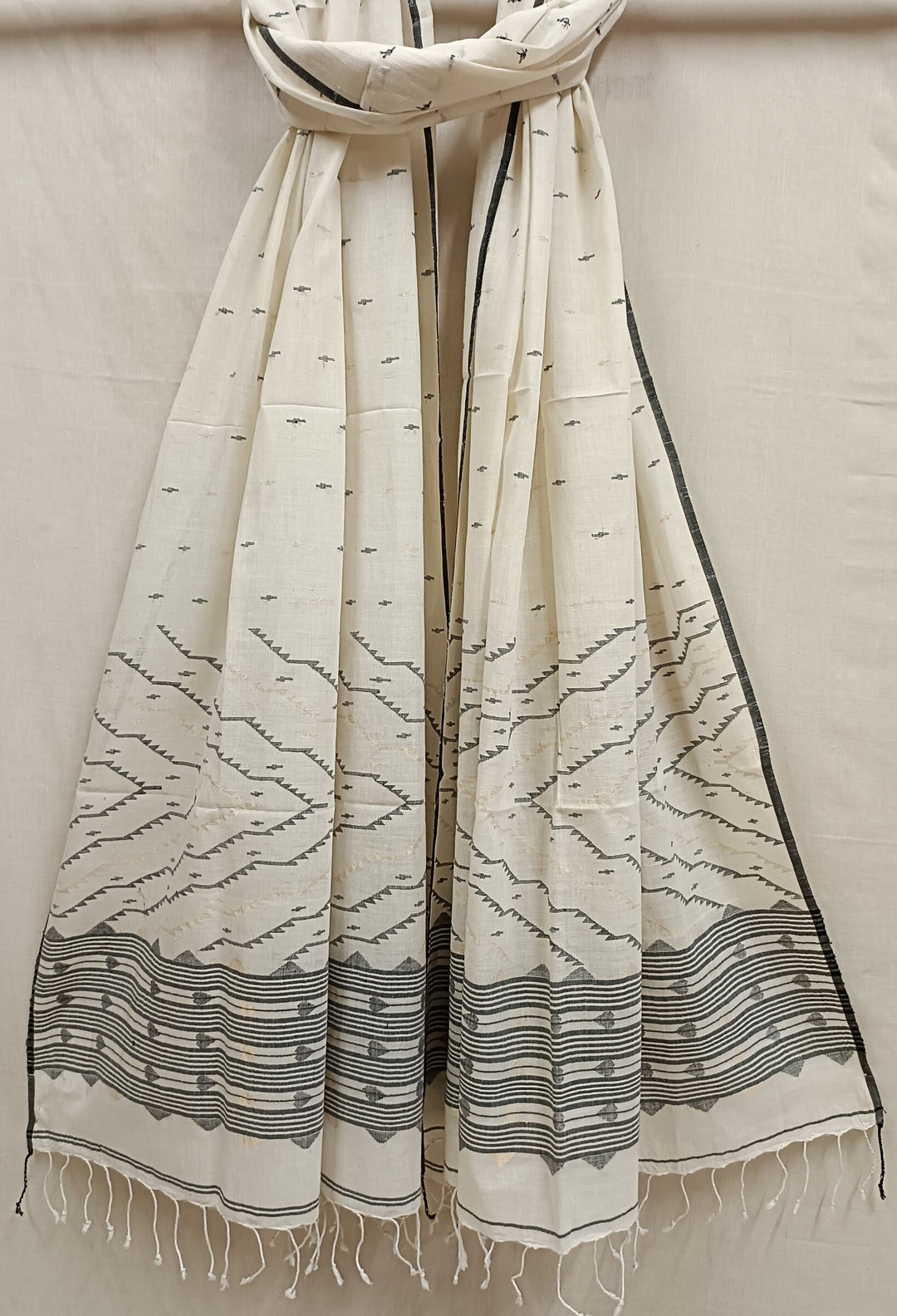 Handwoven Off-White & Black Jamdani Dupatta by Balaram Saha Balaram Saha