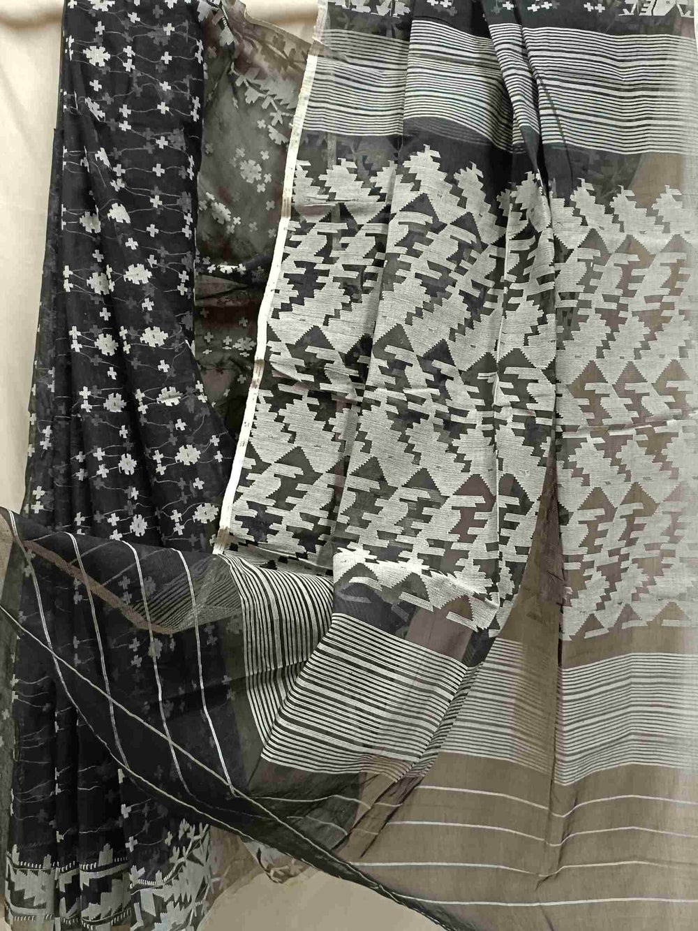 Black & White Handwoven Bangladesh Dhakai Jamdani saree Balaram Saha
