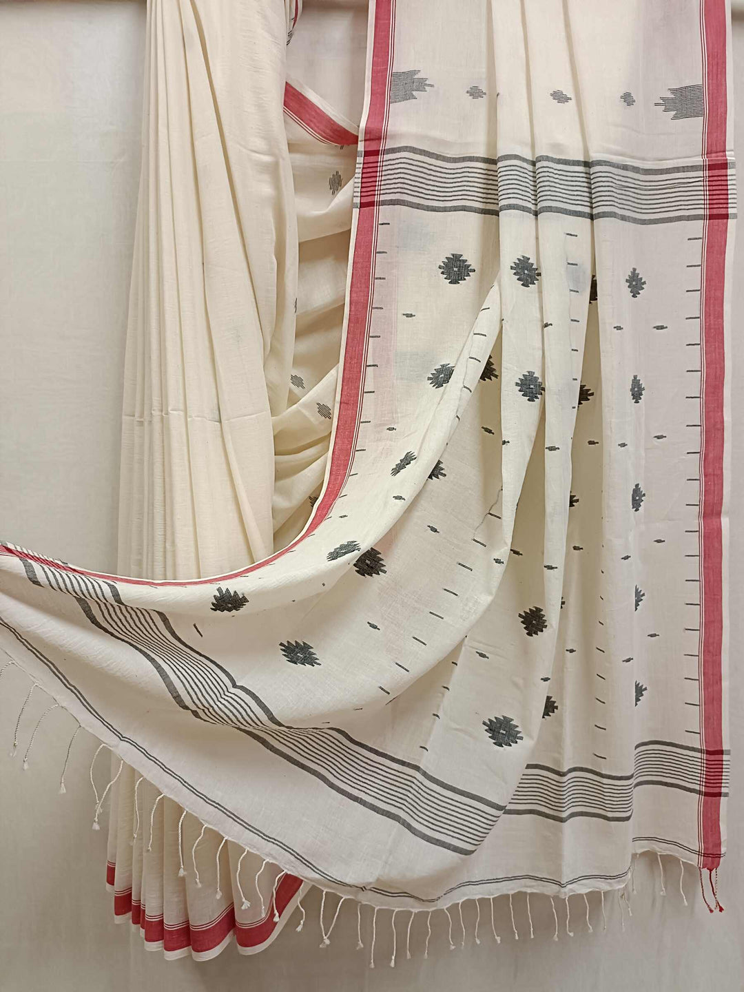 Off White & red handloom handspun Cotton Jamdani Saree Balaram Saha