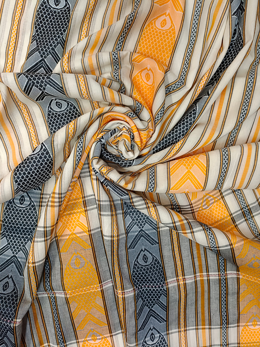 Off-White Handloom Soft Traditional Dhonekali Fish Design Saree Of Balaram Saha (handloom saree, cotton saree, handloom cotton saree, balaram saha online, handloom sarees, balaram saha handloom saree store photos, balaram saha handloom saree store, cotton handloom saree, bengal handloom sarees, pure cotton, cotton saree for women, cotton saree online)