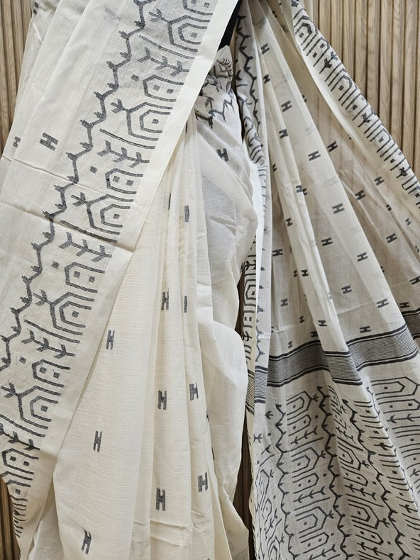 Off-White & Black Cotton Jamdani Saree by Balaram Saha -  (handloom saree, jamdani saree, jamdani sarees, cotton jamdani saree, jamdani cotton saree, handloom cotton saree, balaram saha online, jamdani saree online, soft jamdani saree, dhakai jamdani saree, dhakai jamdani saree, Jamdani Border Saree, handloom saree, balaram saha saree, balaram saha gariahat)
bp.blogspot.com