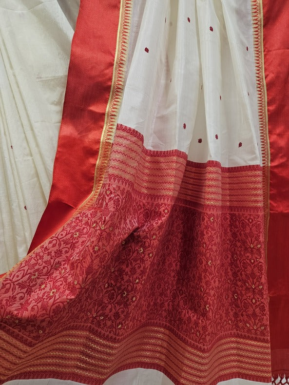 Off-White & Red Handloom Garad Silk Saree With Satin Woven Temple Border by Balaram Saha - (handloom saree, silk saree, handloom silk saree, balaram saha online, silk sarees, silk handloom saree, bengal handloom sarees, pure silk, garad silk saree, silk saree online, bengali silk saree) https://www.imdb.com/