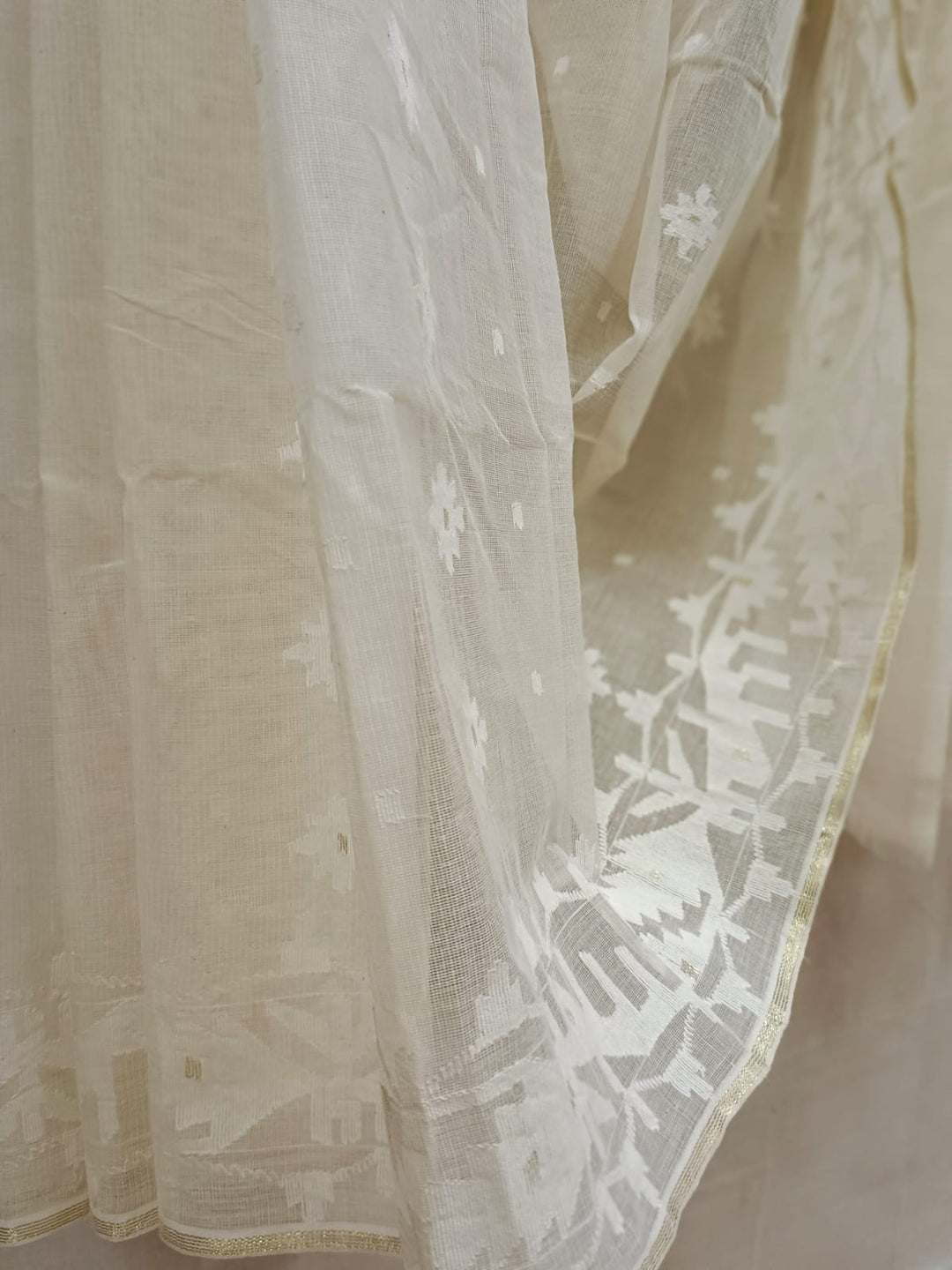 Off White Cotton Bangladeshi Dhakai Jamdani Saree (handloom saree, silk saree, handloom silk saree, balaram saha online, silk sarees, silk handloom saree, bengal handloom sarees, pure silk, garad silk sare, silk saree online, balaram saha handloom saree store photos, matka silk saree, matka silk, muslin silk, balaram saha handloom saree store photos, balaramsaha)