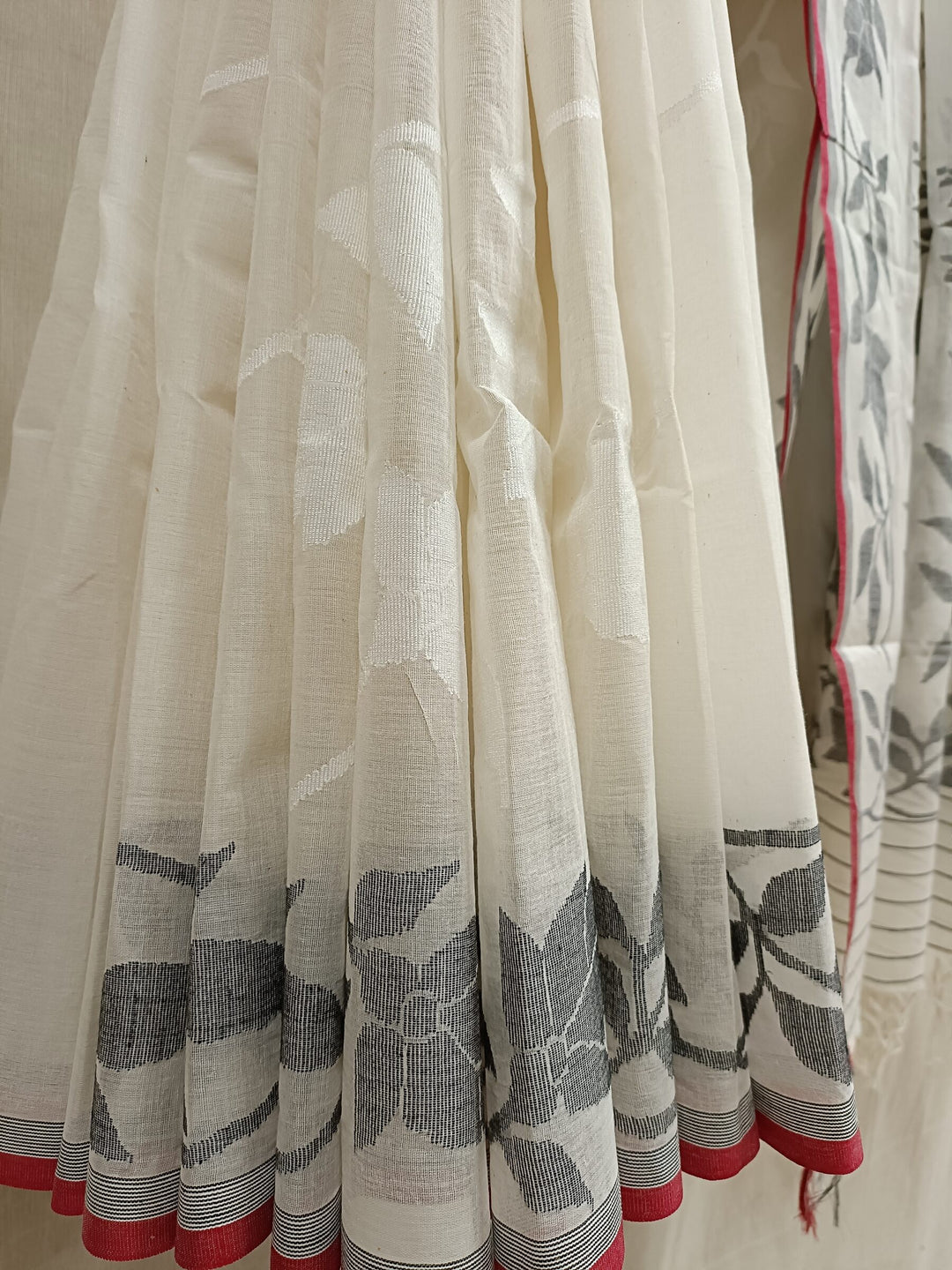 White & Black Fine Cotton Handwoven Dhakai Jamdani Saree Balaram Saha