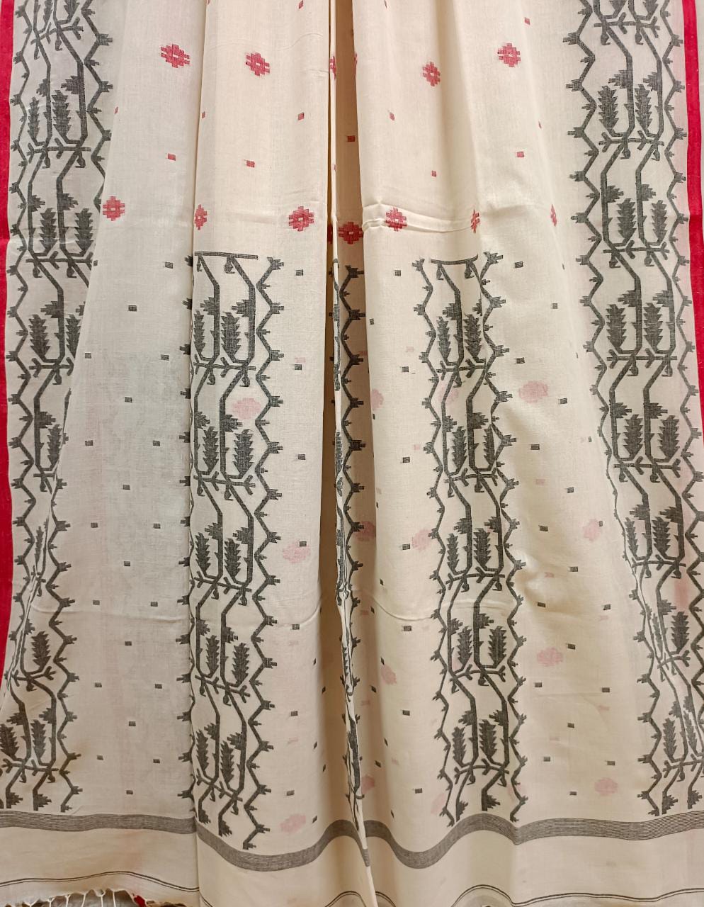 Kolkata's Timeless Arrival White Red Handwoven Soft Muslin Cotton Jamdani Saree Balaram Saha (handloom saree, cotton saree, handloom cotton saree, balaram saha online, handloom sarees, balaram saha handloom saree store photos, balaram saha handloom saree store, cotton handloom saree, bengal handloom sarees, pure cotton, cotton saree for women, cotton saree online, muslin saree, muslin cotton saree )