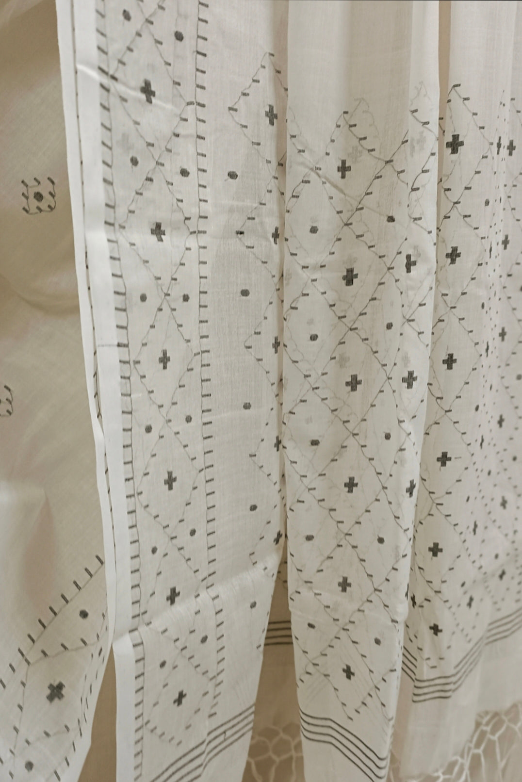 White handloom Handwoven Cotton Dhakai Jamdani Saree