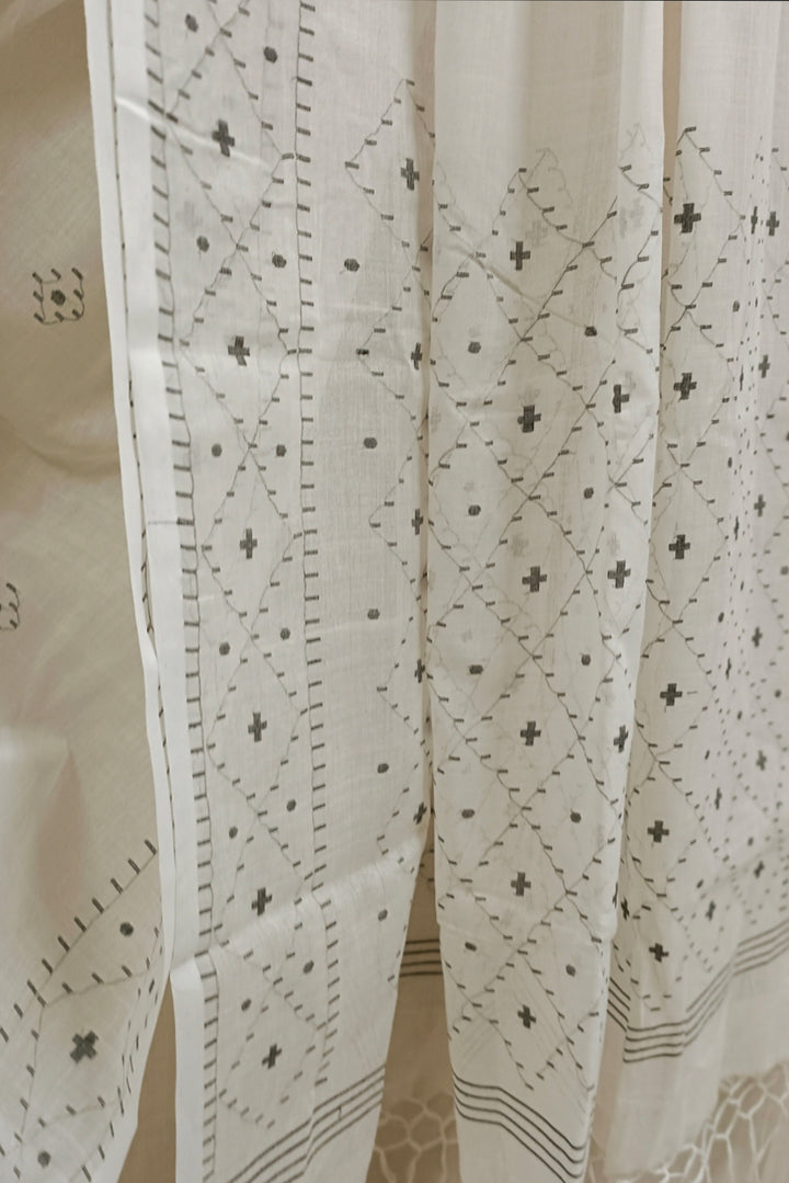 White handloom Handwoven Cotton Dhakai Jamdani Saree
