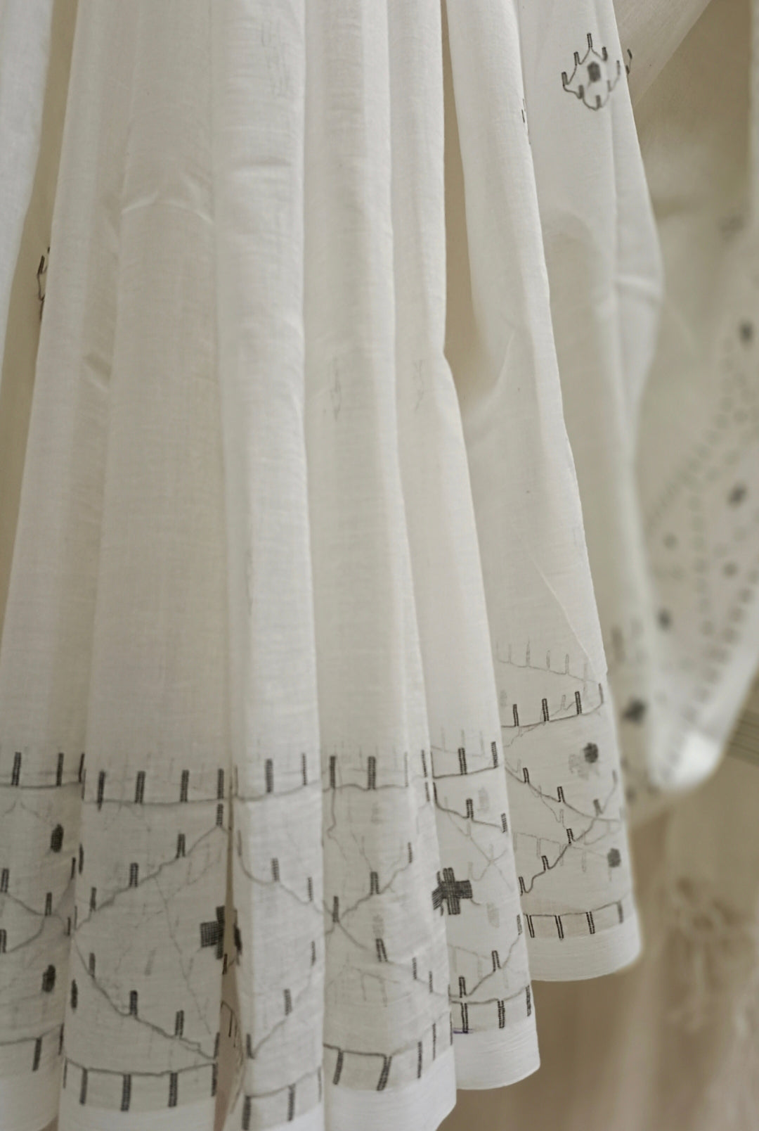 White handloom Handwoven Cotton Dhakai Jamdani Saree