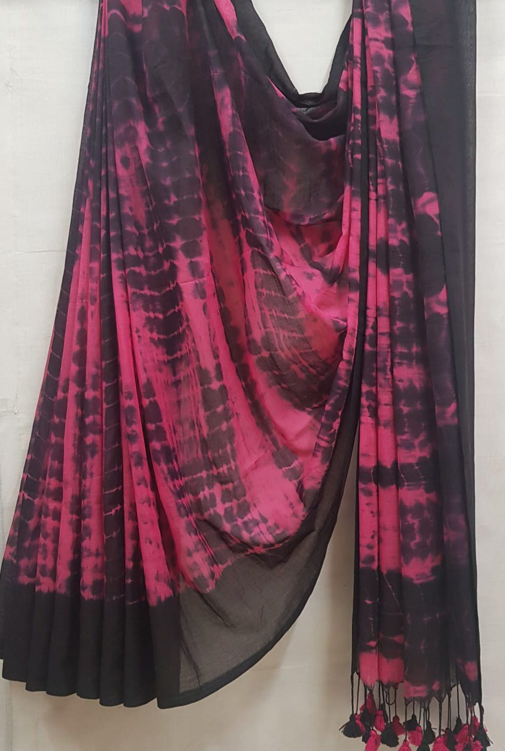 Mul Cotton Shibori Saree by Balaram Saha – Black & Magenta Charm