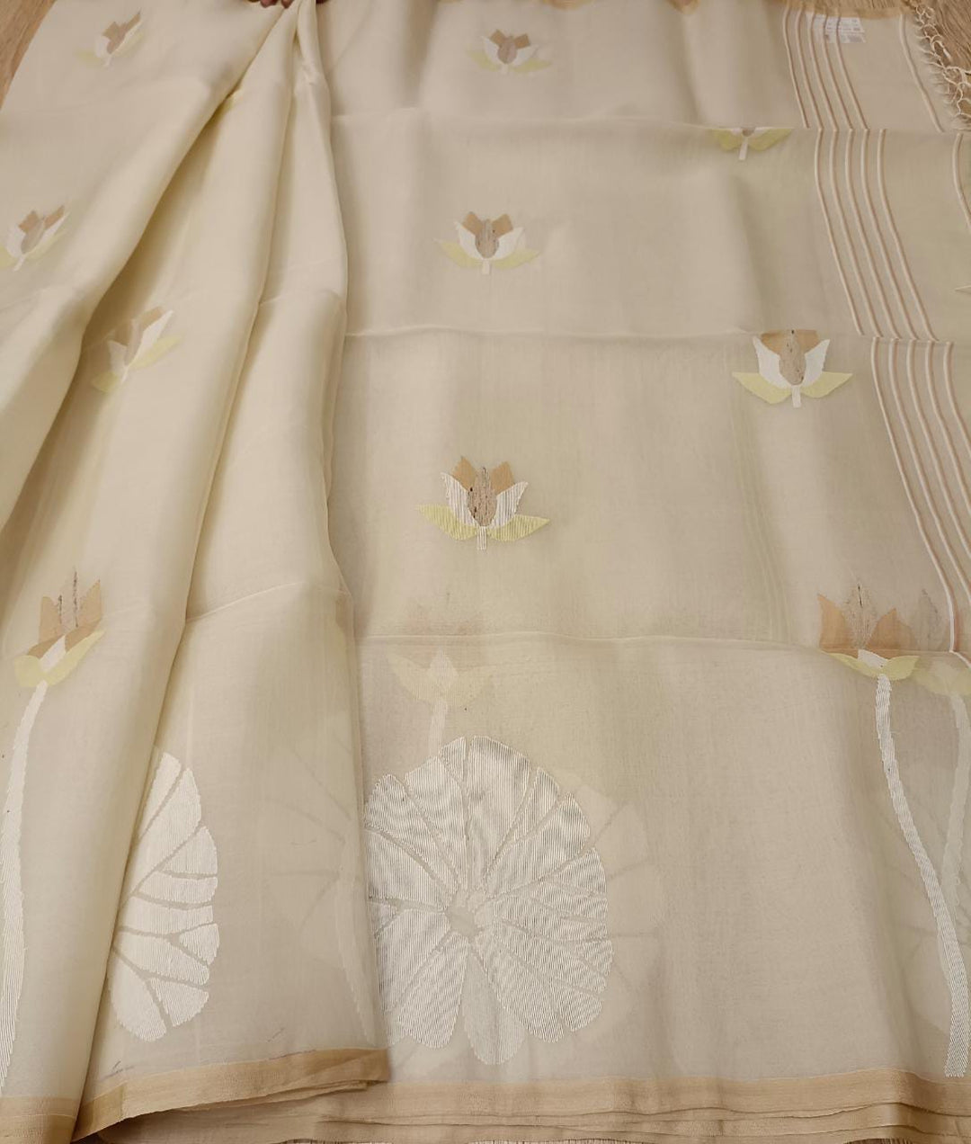 Off White Muslin Silk handwoven Jamdani saree Balaram Saha