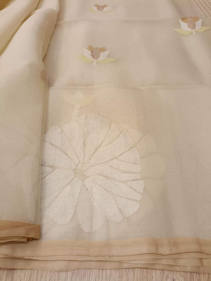 Off White Muslin Silk handwoven Jamdani saree Balaram Saha