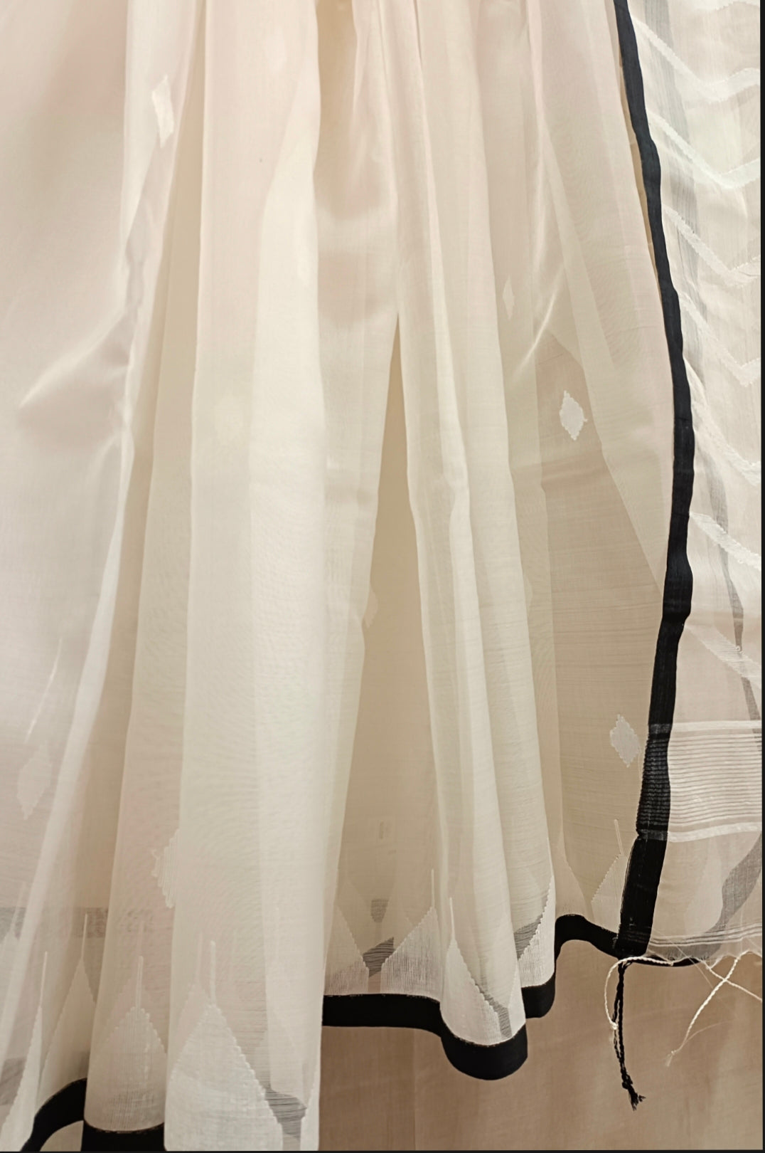 Off-White Handloom Muslin Silk Jamdani Saree Balaram Saha