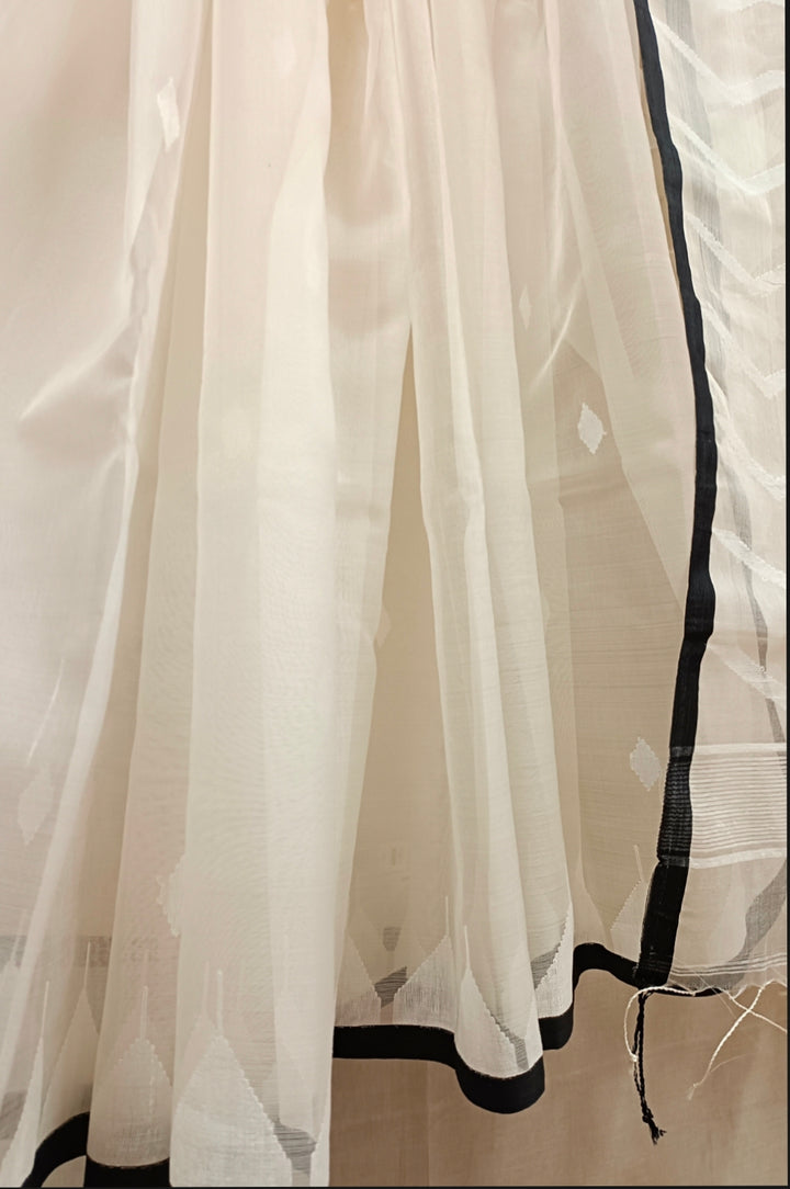 Off-White Handloom Muslin Silk Jamdani Saree Balaram Saha