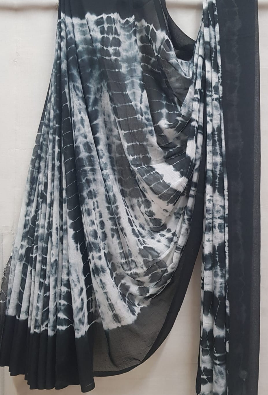 Off-White & Black Mull Cotton Saree by Balaram Saha -  balaram saha, balaram saha handloom saree store, balaram saha saree, balaram saha online, balaram saha saree online, balaram saha gariahat