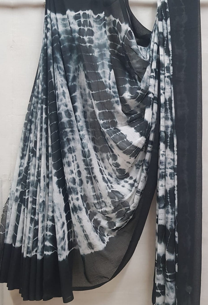 Off-White & Black Mull Cotton Saree by Balaram Saha -  balaram saha, balaram saha handloom saree store, balaram saha saree, balaram saha online, balaram saha saree online, balaram saha gariahat