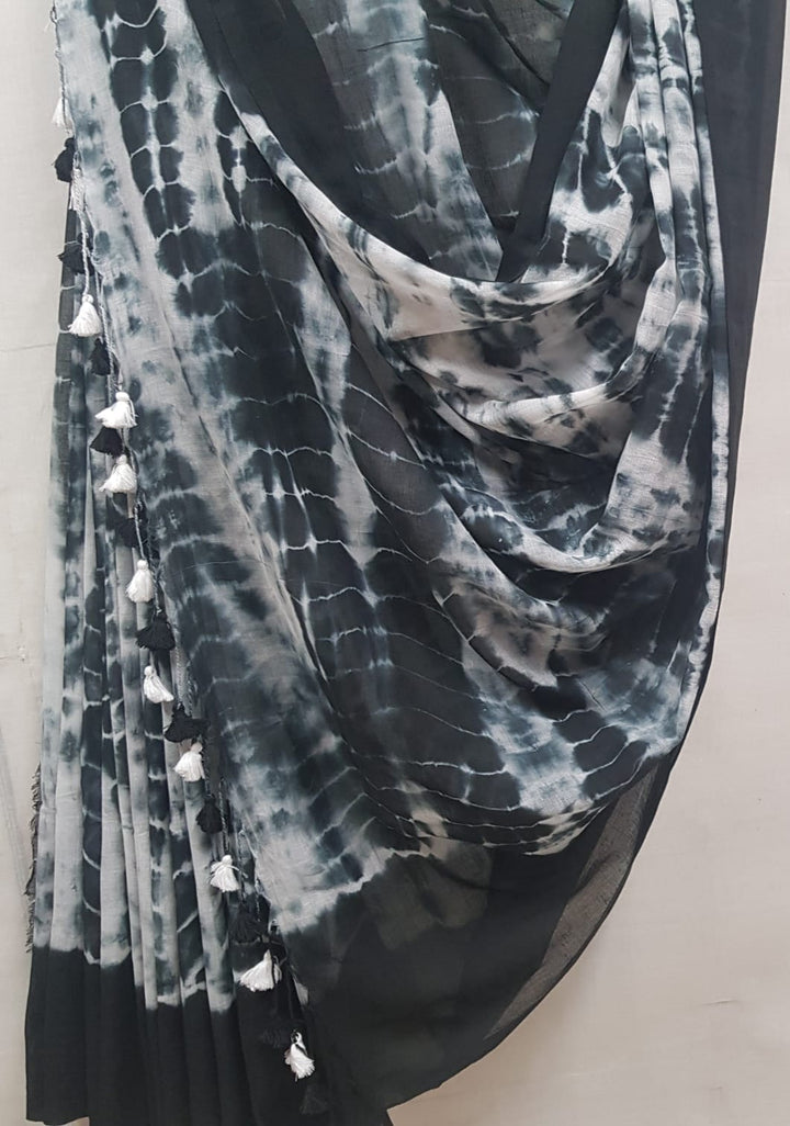 Off-White & Black Mull Cotton Saree by Balaram Saha -  balaram saha, balaram saha handloom saree store, balaram saha saree, balaram saha online, balaram saha saree online, balaram saha gariahat