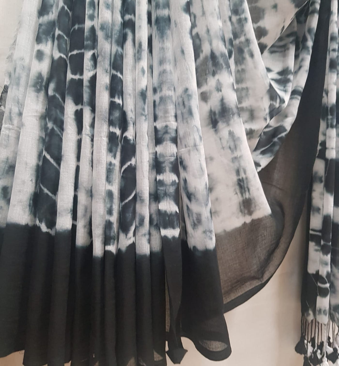 Off-White & Black Mull Cotton Saree by Balaram Saha -  balaram saha, balaram saha handloom saree store, balaram saha saree, balaram saha online, balaram saha saree online, balaram saha gariahat