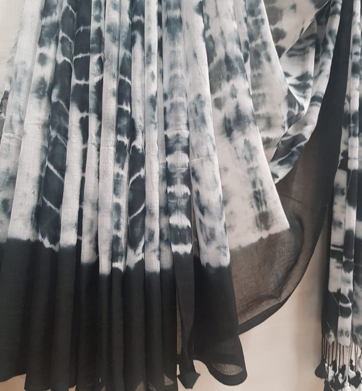 Off-White & Black Mull Cotton Saree by Balaram Saha -  balaram saha, balaram saha handloom saree store, balaram saha saree, balaram saha online, balaram saha saree online, balaram saha gariahat