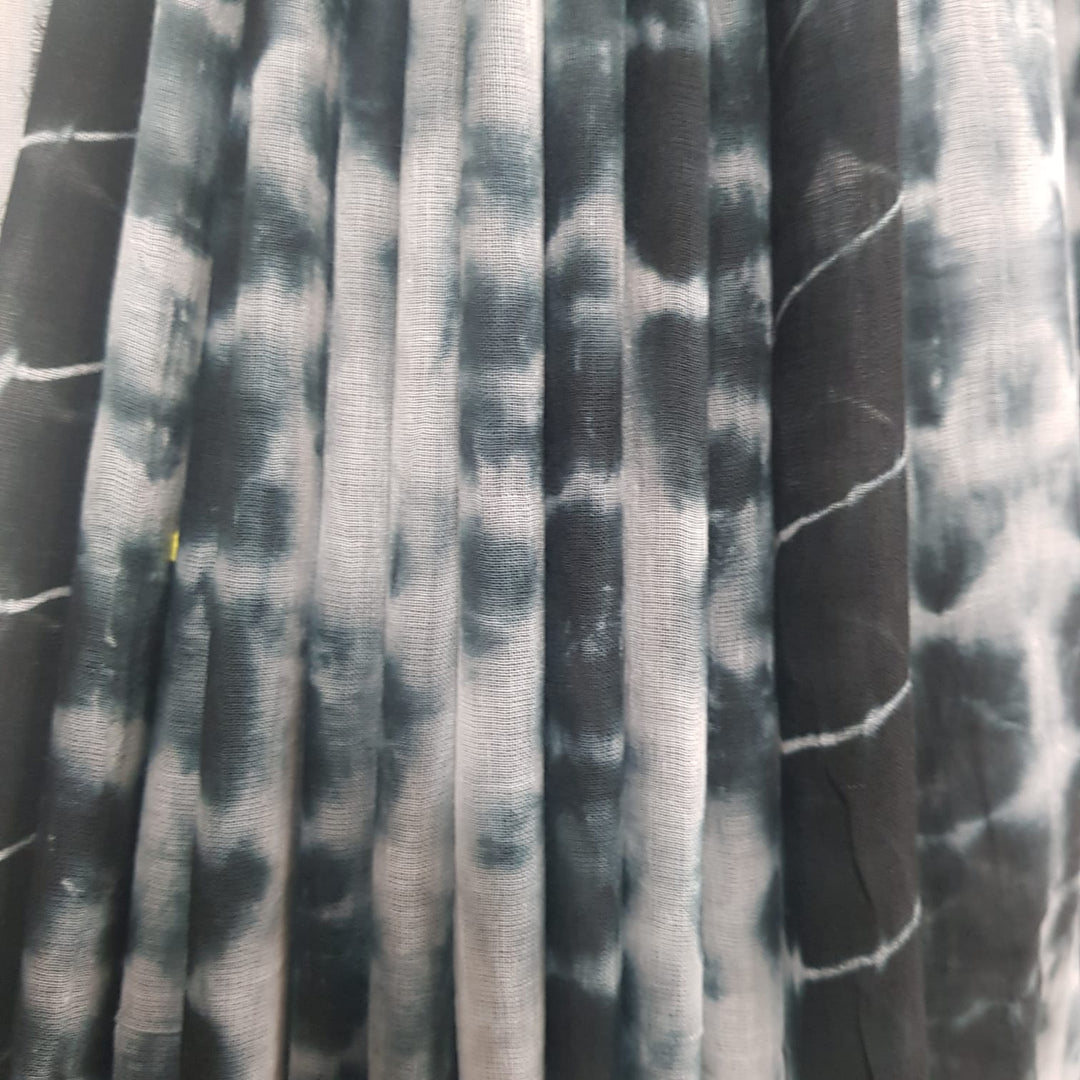 Off-White & Black Mull Cotton Saree by Balaram Saha -  balaram saha, balaram saha handloom saree store, balaram saha saree, balaram saha online, balaram saha saree online, balaram saha gariahat