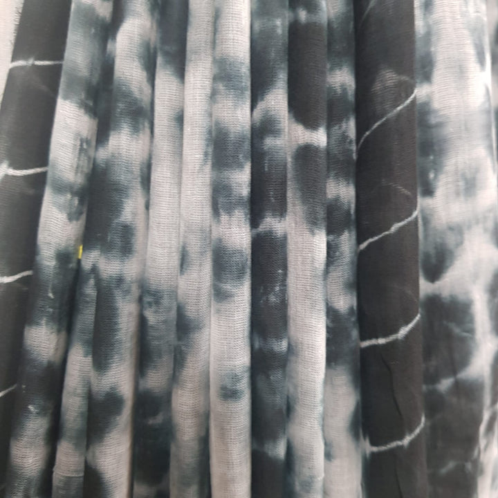 Off-White & Black Mull Cotton Saree by Balaram Saha -  balaram saha, balaram saha handloom saree store, balaram saha saree, balaram saha online, balaram saha saree online, balaram saha gariahat