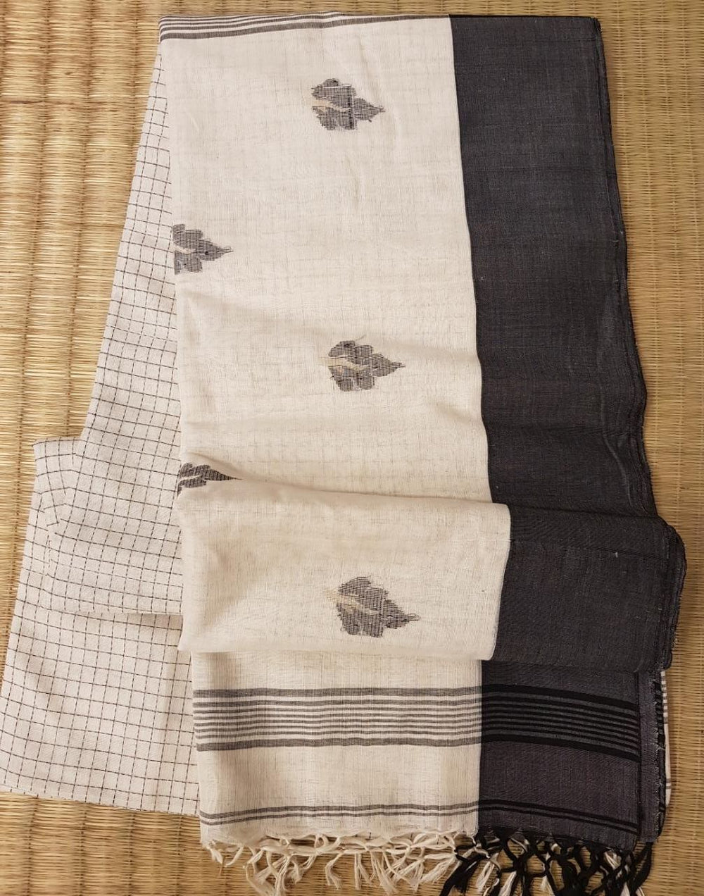 Balaram Saha Khadi Cotton Saree: Elegant White and Black Collection(handloom saree, cotton saree, handloom cotton saree, balaram saha online, handloom sarees, balaram saha handloom saree store photos, balaram saha handloom saree store, cotton handloom saree, bengal handloom sarees, pure cotton, Zari border, handloom cotton saree with zari border, soft cotton saree with zari border, cotton saree for women, cotton saree online)
https://vk.com/
