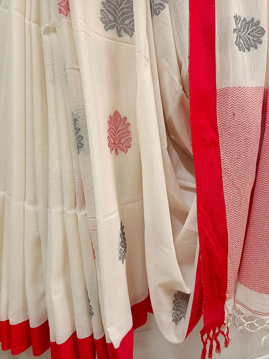 Balaram Saha Cotton Handloom Saree – Off White with Red/Black