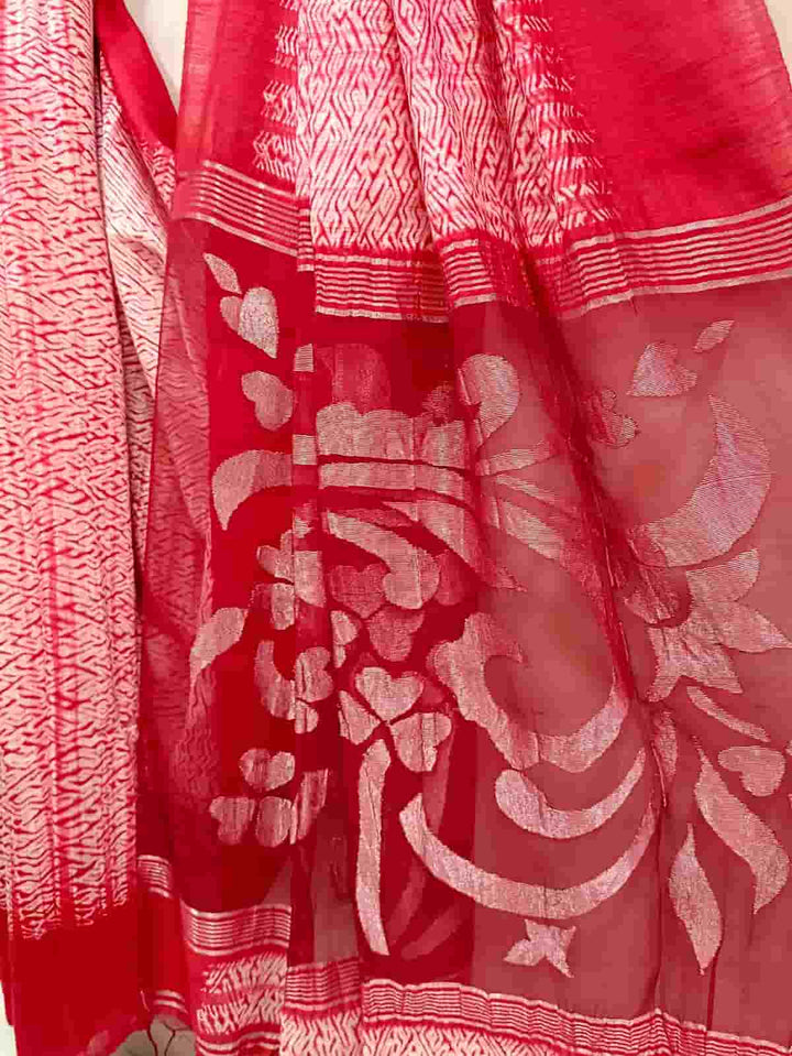 White & Red Matka Muslin Silk Shibori (Tie & Dye) Saree Balaram Saha