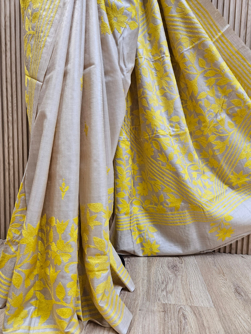 Drape in Luxury: Cream & Red Premium Gachhi Tussar Kantha Silk Saree by Balaram Saha Balaram Saha