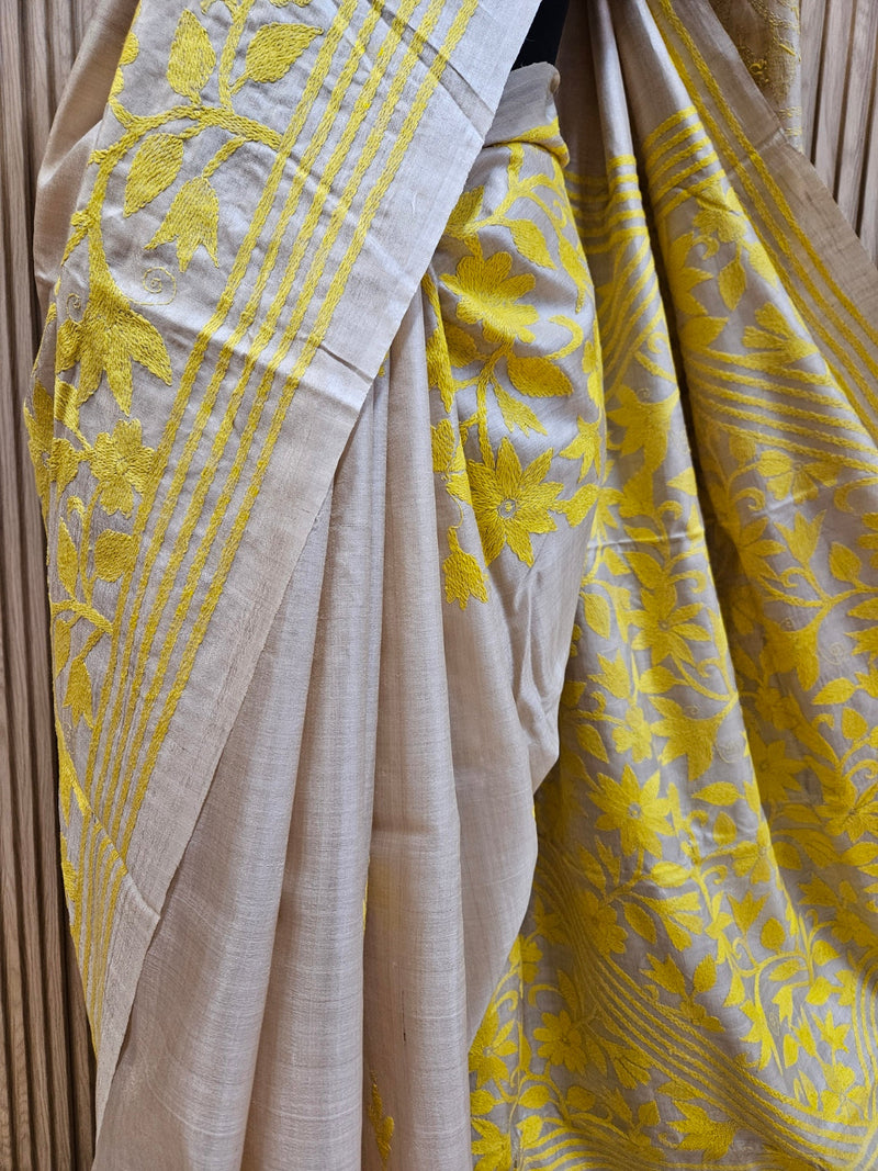 Drape in Luxury: Cream & Red Premium Gachhi Tussar Kantha Silk Saree by Balaram Saha Balaram Saha