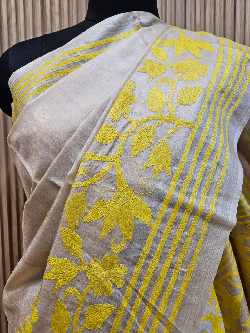 Drape in Luxury: Cream & Red Premium Gachhi Tussar Kantha Silk Saree by Balaram Saha Balaram Saha