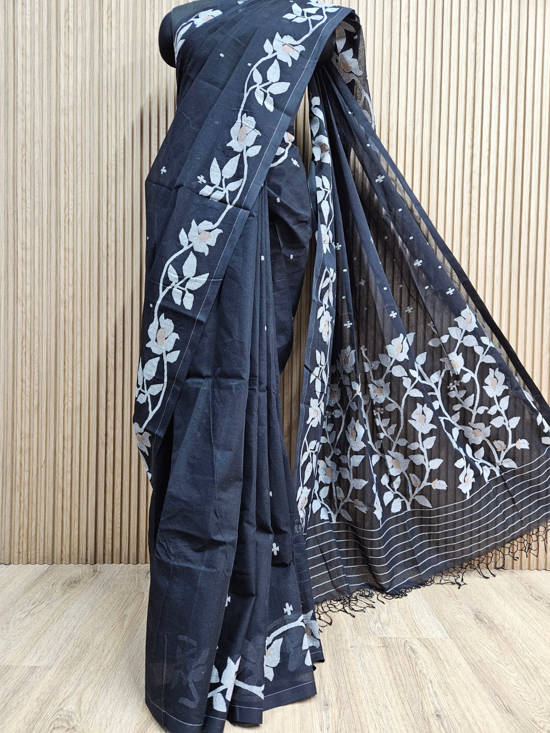 Masterful Craft: Balaram Saha's Black & White/Biege Handwoven Cotton Jamdani Saree Balaram Saha