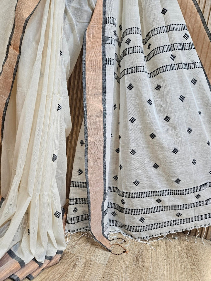 Minimalist Muse: Balaram Saha's Off-White & Black Handloom Cotton Saree Balaram Saha