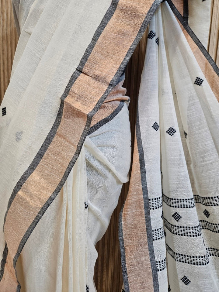 Minimalist Muse: Balaram Saha's Off-White & Black Handloom Cotton Saree Balaram Saha