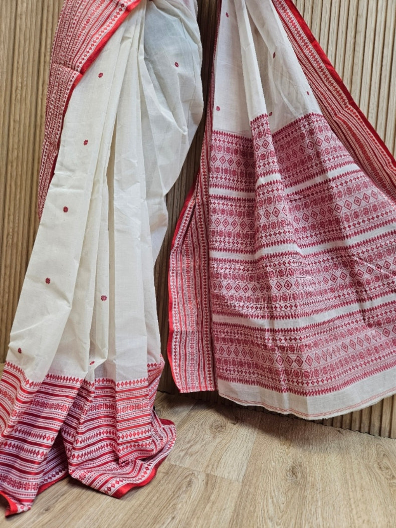 Off-White & Red Tangail Elegance: A Balaram Saha Handloom Cotton Saree Masterpiece Balaram Saha