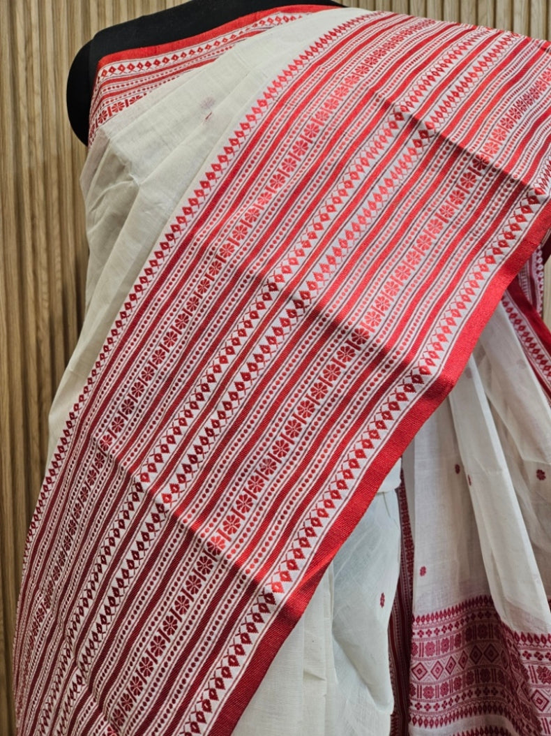 Off-White & Red Tangail Elegance: A Balaram Saha Handloom Cotton Saree Masterpiece Balaram Saha