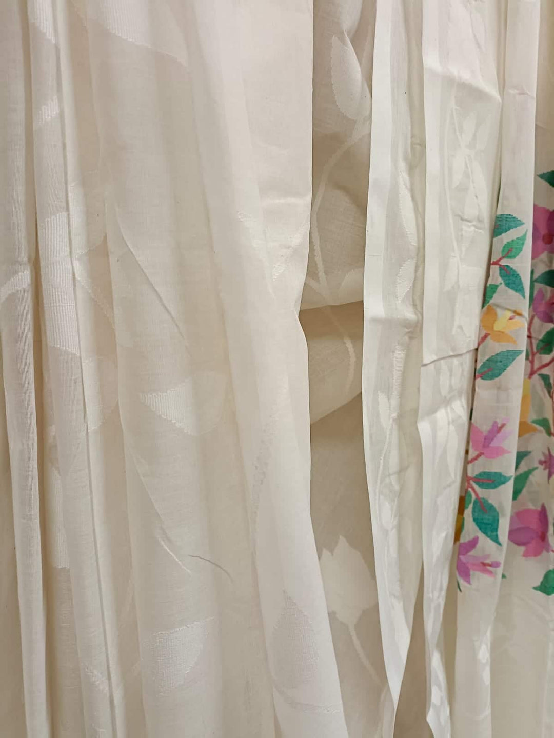 Off-White Fine Cotton Handloom Handwoven Dhakai Jamdani Saree With all Over White Colour Floral Woven on Body and Multicolour Floral Woven on Aanchal Blouse piece Included,