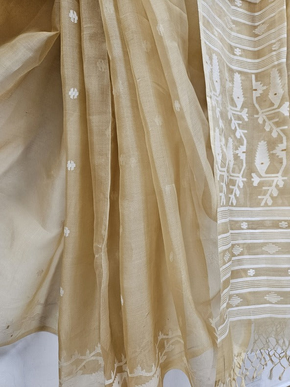 Springtime Chic: Light Biege White Muslin Silk Jamdani Saree by Balaram Saha Balaram Saha