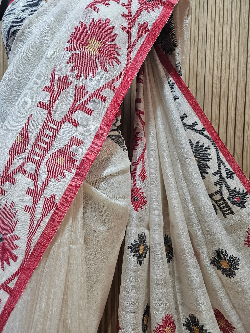 Elevate Your Ethnic Wardrobe with This Exquisite Off-White Handloom Matka Silk Saree Balaram Saha
