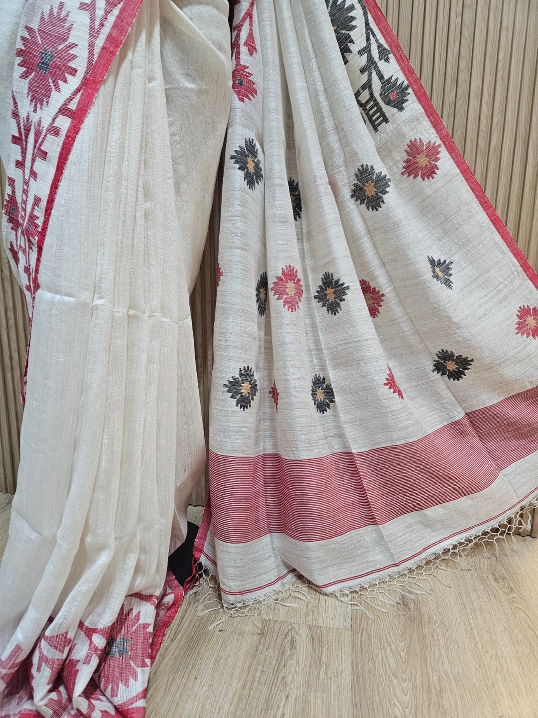 Elevate Your Ethnic Wardrobe with This Exquisite Off-White Handloom Matka Silk Saree Balaram Saha