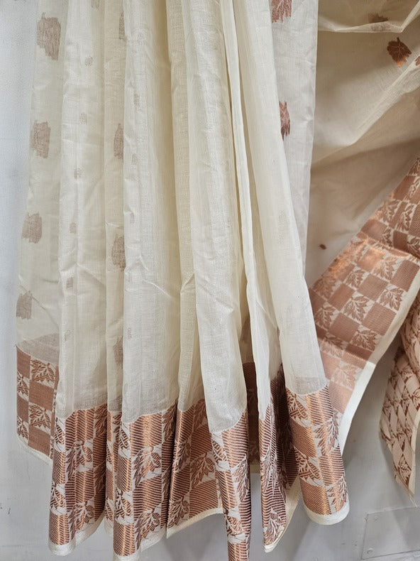 Balaram Saha's Beige Handloom Cotton Saree: The Perfect Fusion of Tradition and Comfort Balaram Saha