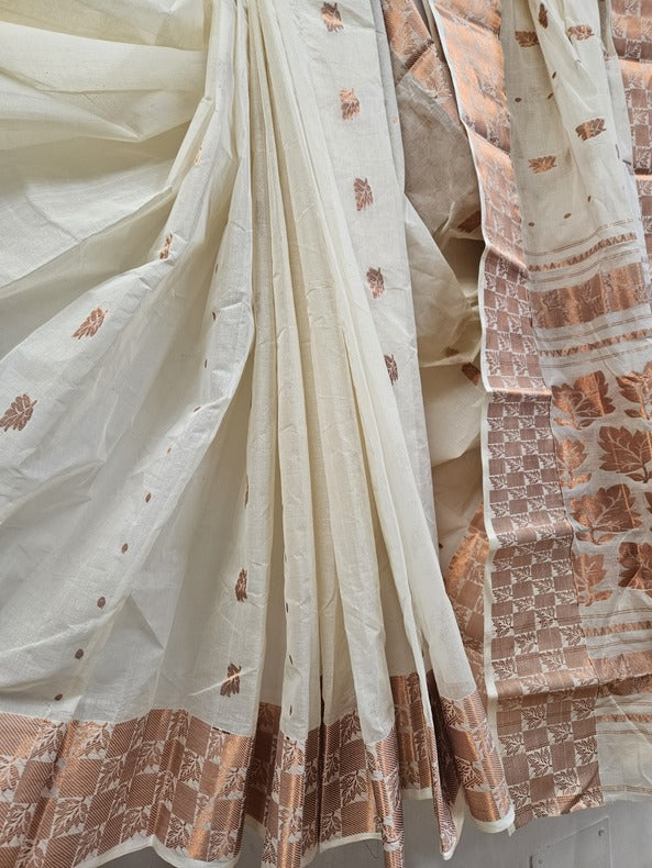 Balaram Saha's Beige Handloom Cotton Saree: The Perfect Fusion of Tradition and Comfort Balaram Saha