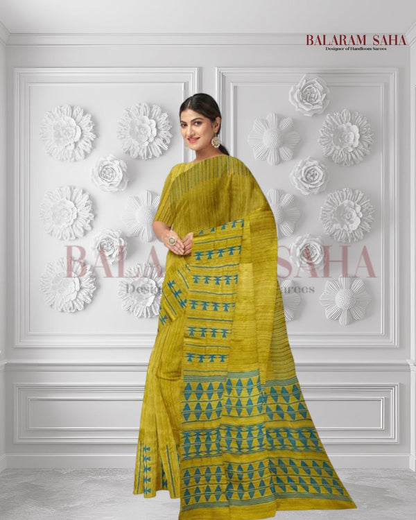 Mustard Yellow & Green Magic: Handloom Matka Silk Saree by Balaram Saha (handloom saree, silk saree, handloom silk saree, balaram saha online, silk sarees, balaram saha handloom saree store, silk handloom saree, bengal handloom sarees, pure silk, matka silk saree, matka silk, silk saree online)    https://www.rebelmouse.com/