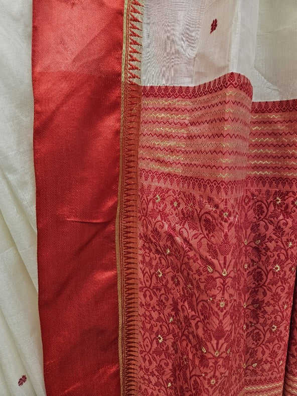 Off-White & Red Handloom Garad Silk Saree With Satin Woven Temple Border by Balaram Saha - (handloom saree, silk saree, handloom silk saree, balaram saha online, silk sarees, silk handloom saree, bengal handloom sarees, pure silk, garad silk saree, silk saree online, bengali silk saree)