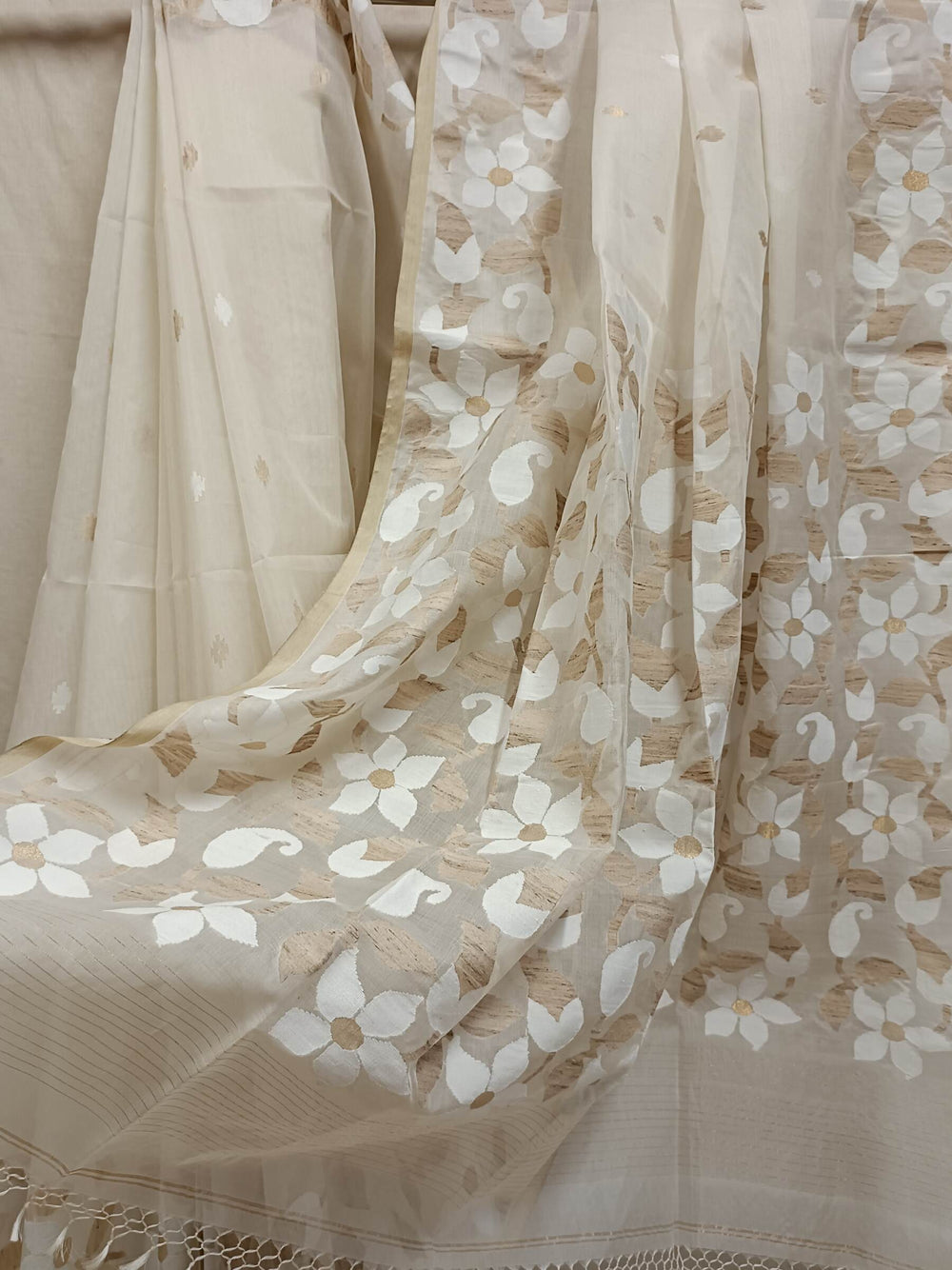 Off-White Fine Qualify Handwoven Muslin Silk Jamdani Saree Balaram Saha