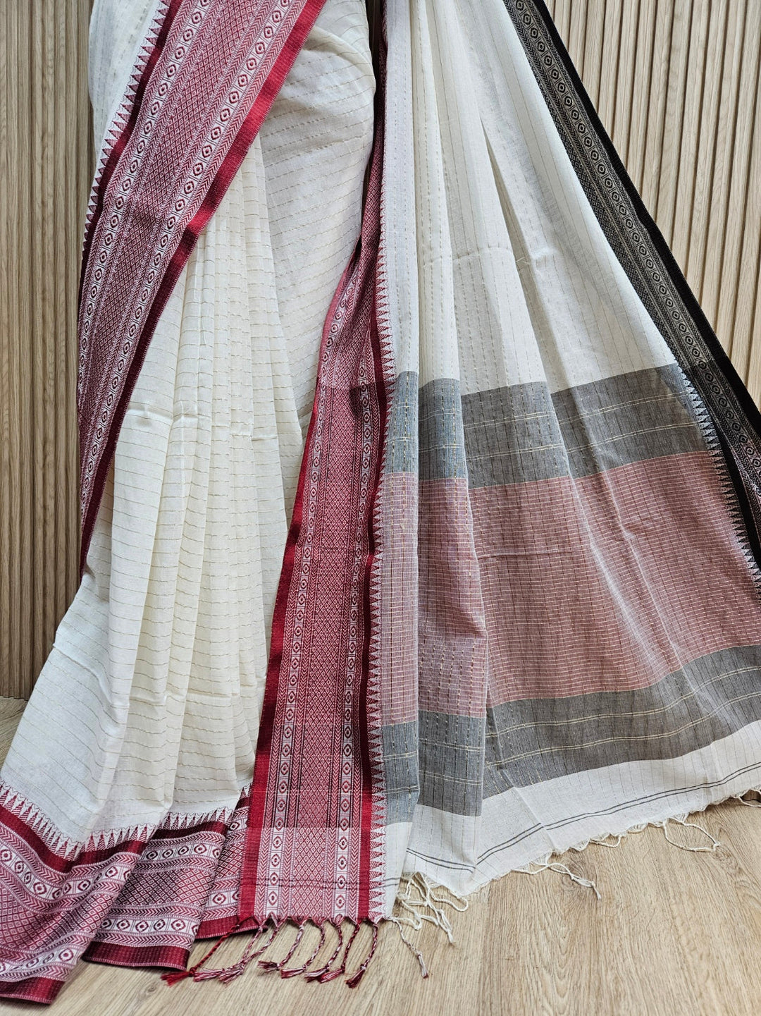Off-White | Elevate your Everyday Elegance with this Exquisite Handloom Cotton Saree Balaram Saha