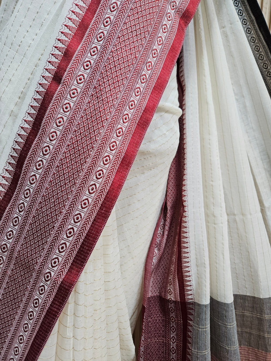 Off-White | Elevate your Everyday Elegance with this Exquisite Handloom Cotton Saree Balaram Saha