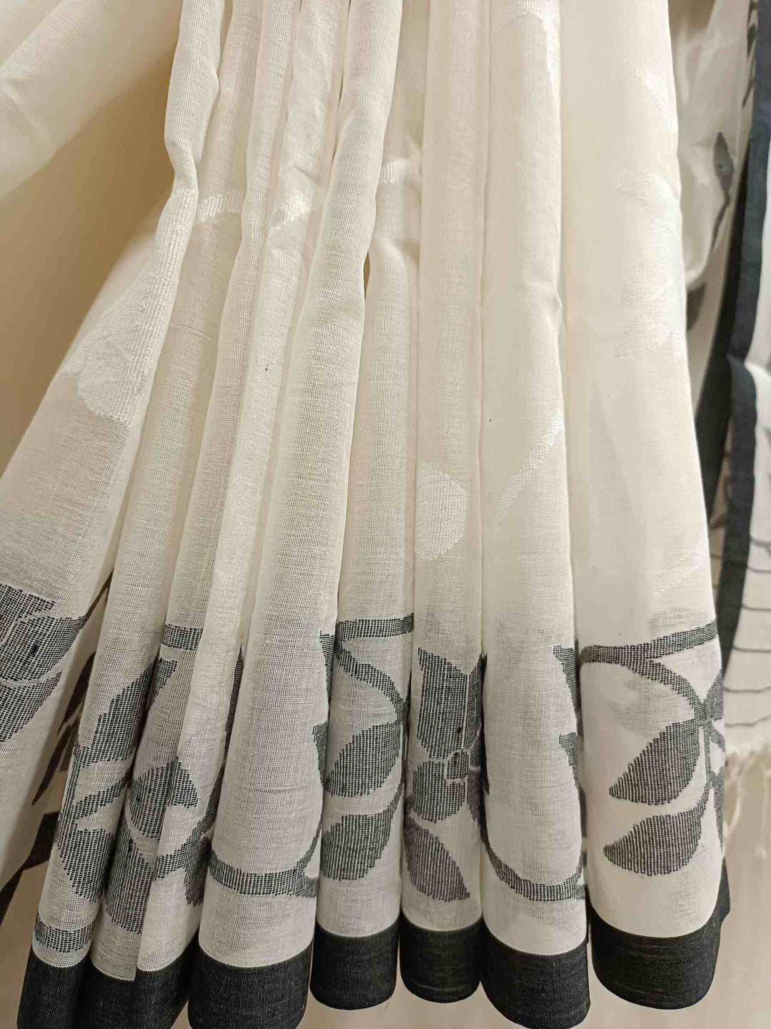 WHITE & BLACK FINE COTTON HANDWOVEN DHAKAI JAMDANI SAREE Balaram Saha