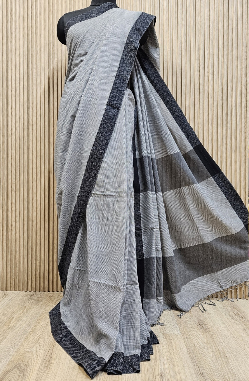 White & Black Checks Cotton Saree by Balaram Saha - (handloom saree, cotton saree, handloom cotton saree, balaram saha online, handloom sarees, cotton handloom saree, bengal handloom sarees, pure cotton, cotton saree for women, cotton saree online)
https://www.opera.com/