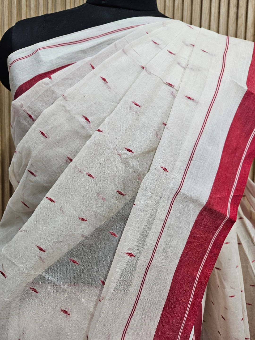 Embrace Timeless Elegance with this Stunning off-white Traditiona Cotton Saree Balaram Saha